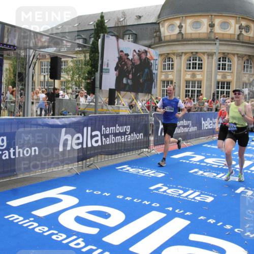 29.06.2025 - hella hamburg halbmarathon Michael Strokosch http://msf.ph/oto/8484277 29.06.2025 10:42:56 Ziel 4823, 5011, 5477, 7105, 13398, 14447, 14813, 14849, 15297, 15301, 15851, 18559, 18659 meine-sportfotos.de