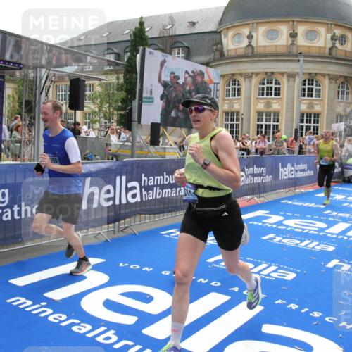 29.06.2025 - hella hamburg halbmarathon Michael Strokosch http://msf.ph/oto/8484341 29.06.2025 10:42:57 Ziel 4823, 5011, 5477, 13398, 14447, 14849, 15297, 15301, 15851, 18559, 18659 meine-sportfotos.de