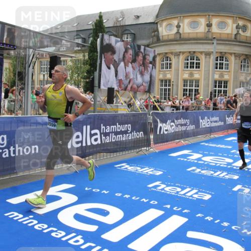 29.06.2025 - hella hamburg halbmarathon Michael Strokosch http://msf.ph/oto/8484393 29.06.2025 10:42:59 Ziel 4823, 5011, 5477, 7035, 8218, 9364, 13398, 14447, 14849, 18559, 18659 meine-sportfotos.de