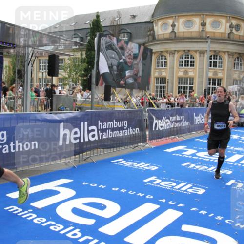 29.06.2025 - hella hamburg halbmarathon Michael Strokosch http://msf.ph/oto/8484416 29.06.2025 10:42:59 Ziel 4823, 5011, 5477, 7035, 8218, 9364, 13398, 14447, 14849, 18559, 18659 meine-sportfotos.de