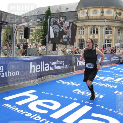 29.06.2025 - hella hamburg halbmarathon Michael Strokosch http://msf.ph/oto/8484430 29.06.2025 10:43:00 Ziel 4823, 5477, 7035, 8218, 9364, 14849, 18559, 18659 meine-sportfotos.de