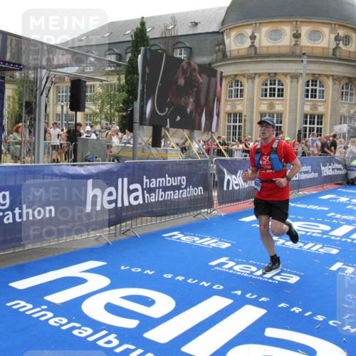 29.06.2025 - hella hamburg halbmarathon Michael Strokosch http://msf.ph/oto/8484443 29.06.2025 10:43:01 Ziel 4823, 7035, 8218, 9364, 10469, 14849, 18559, 18659 meine-sportfotos.de