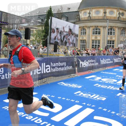 29.06.2025 - hella hamburg halbmarathon Michael Strokosch http://msf.ph/oto/8484464 29.06.2025 10:43:02 Ziel 4823, 7035, 8218, 9364, 10469, 14849, 18659 meine-sportfotos.de