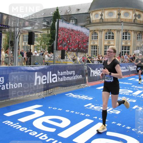 29.06.2025 - hella hamburg halbmarathon Michael Strokosch http://msf.ph/oto/8484475 29.06.2025 10:43:03 Ziel 4823, 7035, 8218, 9364, 10469, 12657, 12723, 14849, 19038 meine-sportfotos.de