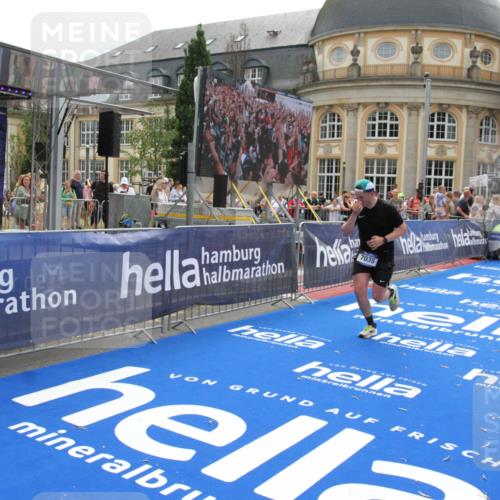 29.06.2025 - hella hamburg halbmarathon Michael Strokosch http://msf.ph/oto/8484491 29.06.2025 10:43:04 Ziel 4823, 7035, 8218, 9364, 10469, 12657, 12723, 12776, 12839, 19038 meine-sportfotos.de