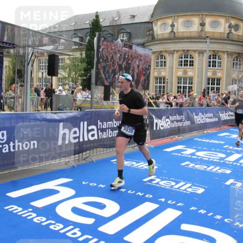 29.06.2025 - hella hamburg halbmarathon Michael Strokosch http://msf.ph/oto/8484511 29.06.2025 10:43:04 Ziel 4823, 7035, 8218, 9364, 10469, 12657, 12723, 12776, 12839, 19038 meine-sportfotos.de