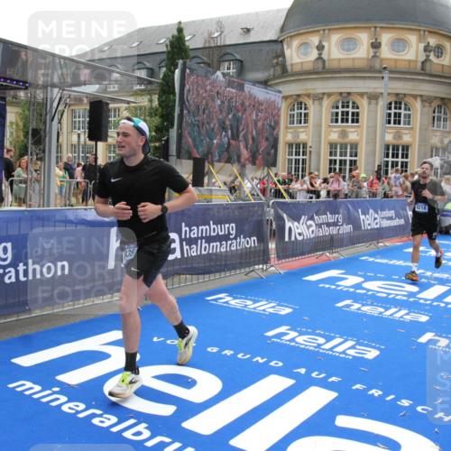 29.06.2025 - hella hamburg halbmarathon Michael Strokosch http://msf.ph/oto/8484535 29.06.2025 10:43:05 Ziel 4229, 4823, 6721, 7035, 8218, 9364, 9833, 10469, 12657, 12723, 12776, 12839, 17177, 19038 meine-sportfotos.de