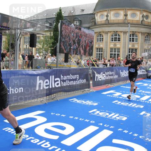 29.06.2025 - hella hamburg halbmarathon Michael Strokosch http://msf.ph/oto/8484559 29.06.2025 10:43:05 Ziel 4229, 4823, 6721, 7035, 8218, 9364, 9833, 10469, 12657, 12723, 12776, 12839, 17177, 19038 meine-sportfotos.de