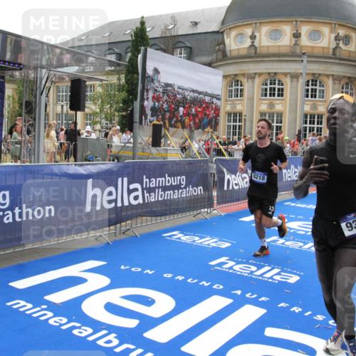 29.06.2025 - hella hamburg halbmarathon Michael Strokosch http://msf.ph/oto/8484574 29.06.2025 10:43:05 Ziel 4229, 4823, 6721, 7035, 8218, 9364, 9833, 10469, 12657, 12723, 12776, 12839, 17177, 19038 meine-sportfotos.de