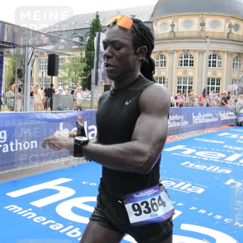 29.06.2025 - hella hamburg halbmarathon Michael Strokosch http://msf.ph/oto/8484583 29.06.2025 10:43:06 Ziel 4229, 6721, 7035, 7451, 8218, 9364, 9833, 10469, 12657, 12723, 12776, 12839, 17177, 19038 meine-sportfotos.de