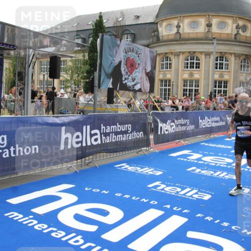 29.06.2025 - hella hamburg halbmarathon Michael Strokosch http://msf.ph/oto/8484624 29.06.2025 10:43:07 Ziel 4229, 6721, 7035, 7451, 8218, 9364, 9833, 10469, 12657, 12723, 12776, 12839, 15255, 17177, 19038 meine-sportfotos.de