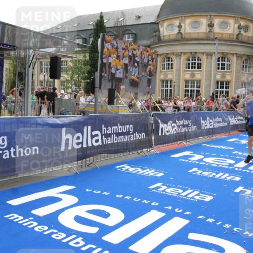 29.06.2025 - hella hamburg halbmarathon Michael Strokosch http://msf.ph/oto/8484639 29.06.2025 10:43:09 Ziel 4229, 6721, 7451, 9833, 10251, 10469, 11177, 12153, 12657, 12723, 12776, 12839, 15255, 17177, 19038 meine-sportfotos.de