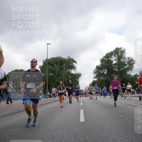 29.06.2025 - hella hamburg halbmarathon Luisa Fischer http://msf.ph/oto/8484714 29.06.2025 10:51:43 Kennedybrücke 11781, 12582, 17216, 11802, 9787, 13914, 1463, 2704, 3049, 3077, 5952, 6950, 7427, 8077, 9775, 9787, 10366 meine-sportfotos.de