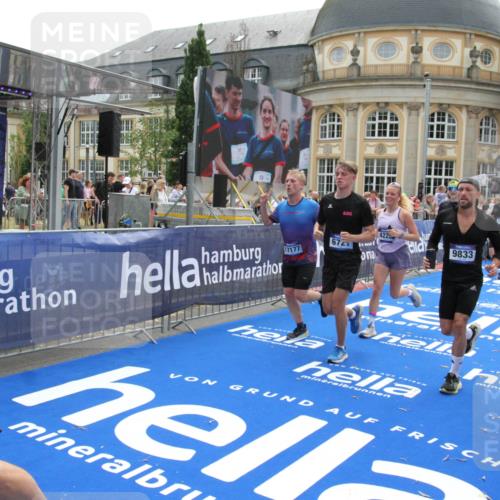 29.06.2025 - hella hamburg halbmarathon Michael Strokosch http://msf.ph/oto/8484767 29.06.2025 10:43:11 Ziel 4229, 6721, 7026, 7093, 7451, 9833, 10251, 11177, 12153, 12657, 12723, 12776, 12839, 15255, 15706, 17177, 19038 meine-sportfotos.de