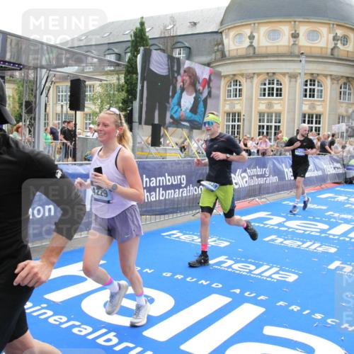 29.06.2025 - hella hamburg halbmarathon Michael Strokosch http://msf.ph/oto/8484836 29.06.2025 10:43:12 Ziel 1675, 4229, 6721, 7026, 7093, 7451, 9833, 10251, 11177, 12153, 12657, 12723, 12776, 12839, 15255, 15706, 17177, 18304, 19038 meine-sportfotos.de