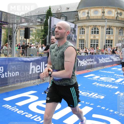 29.06.2025 - hella hamburg halbmarathon Michael Strokosch http://msf.ph/oto/8484883 29.06.2025 10:43:13 Ziel 1675, 4229, 6721, 7026, 7093, 7451, 9833, 10251, 11177, 12153, 12776, 12839, 15255, 15706, 17177, 18304 meine-sportfotos.de
