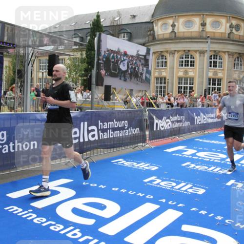 29.06.2025 - hella hamburg halbmarathon Michael Strokosch http://msf.ph/oto/8484901 29.06.2025 10:43:14 Ziel 1675, 4229, 6721, 7026, 7093, 7451, 9833, 10251, 11177, 12153, 15255, 15706, 17177, 18304 meine-sportfotos.de