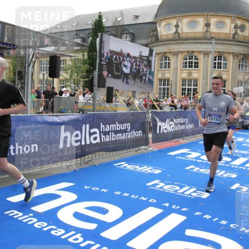 29.06.2025 - hella hamburg halbmarathon Michael Strokosch http://msf.ph/oto/8484918 29.06.2025 10:43:14 Ziel 1675, 4229, 6721, 7026, 7093, 7451, 9833, 10251, 11177, 12153, 15255, 15706, 17177, 18304 meine-sportfotos.de