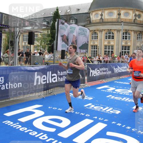 29.06.2025 - hella hamburg halbmarathon Michael Strokosch http://msf.ph/oto/8484960 29.06.2025 10:43:15 Ziel 1675, 7026, 7093, 7451, 10251, 11177, 12153, 15255, 15706, 16314, 18304 meine-sportfotos.de