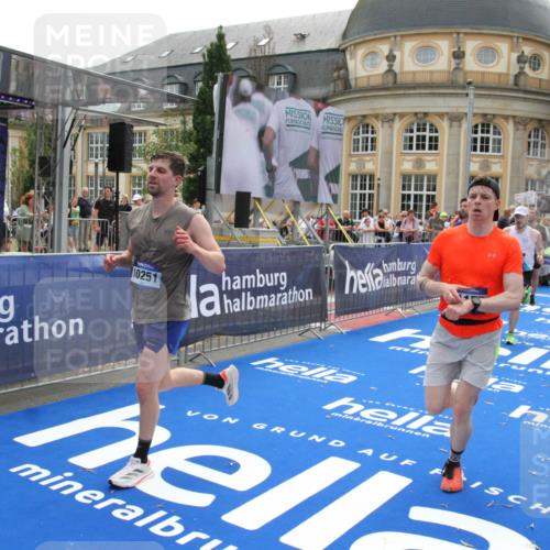 29.06.2025 - hella hamburg halbmarathon Michael Strokosch http://msf.ph/oto/8484982 29.06.2025 10:43:16 Ziel 1675, 7026, 7093, 10251, 11177, 12153, 15255, 15706, 16314, 16997, 18304 meine-sportfotos.de