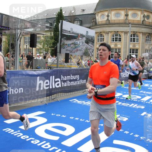 29.06.2025 - hella hamburg halbmarathon Michael Strokosch http://msf.ph/oto/8484997 29.06.2025 10:43:16 Ziel 1675, 7026, 7093, 10251, 11177, 12153, 15255, 15706, 16314, 16997, 18304 meine-sportfotos.de