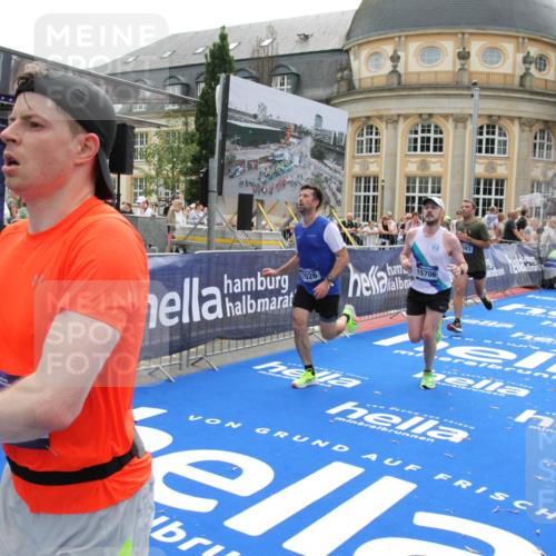 29.06.2025 - hella hamburg halbmarathon Michael Strokosch http://msf.ph/oto/8485010 29.06.2025 10:43:17 Ziel 1675, 7026, 7093, 10099, 10251, 11177, 12153, 15706, 16314, 16997, 18304 meine-sportfotos.de