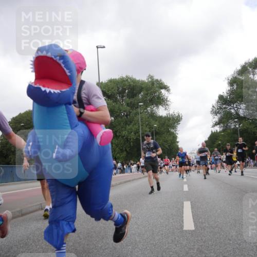29.06.2025 - hella hamburg halbmarathon Luisa Fischer http://msf.ph/oto/8485022 29.06.2025 10:51:50 Kennedybrücke 16498, 16356, 1465, 1463, 1720, 3077, 3215, 5010, 5714, 9552, 9691, 9775, 10366 meine-sportfotos.de