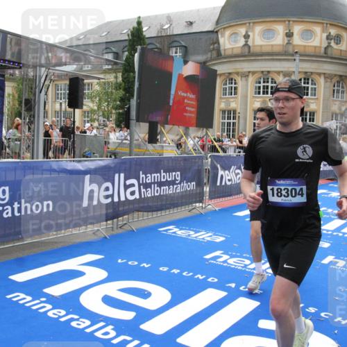 29.06.2025 - hella hamburg halbmarathon Michael Strokosch http://msf.ph/oto/8485106 29.06.2025 10:43:19 Ziel 1675, 3109, 3124, 3146, 7026, 7093, 10099, 15706, 16314, 16997, 18304 meine-sportfotos.de