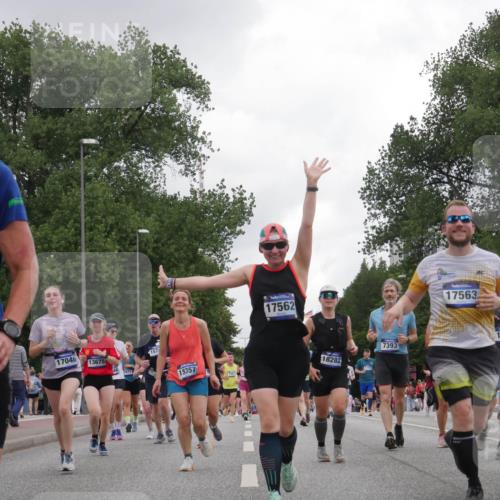 29.06.2025 - hella hamburg halbmarathon Luisa Fischer http://msf.ph/oto/8485135 29.06.2025 10:51:56 Kennedybrücke 17046, 13675, 157, 15357, 17562, 18282, 7393, 17563, 1701, 17957, 1157, 1392, 1701, 1720, 3215, 4327, 5010, 5714, 7394, 9552, 9691, 10794 meine-sportfotos.de