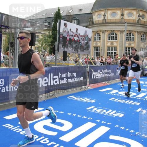 29.06.2025 - hella hamburg halbmarathon Michael Strokosch http://msf.ph/oto/8485259 29.06.2025 10:43:23 Ziel 2653, 3109, 3124, 3146, 10099, 13348, 15921, 16314, 16720, 16997, 18274, 18987, 19009 meine-sportfotos.de