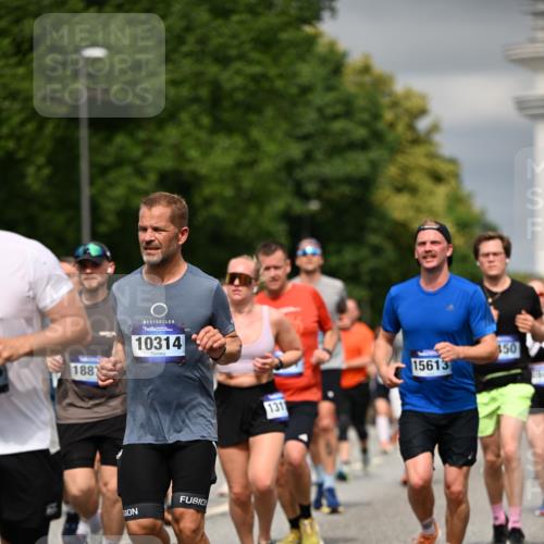 29.06.2025 - hella hamburg halbmarathon Dr. Thomas Lammeyer http://msf.ph/oto/8485428 29.06.2025 10:21:00 Kennedybrücke 1117, 1240, 1403, 1602, 1825, 3023, 3088, 3450, 3622, 5037, 6328, 6488, 6941, 6948, 7114, 7257, 7345, 7360, 7376, 7924, 7928, 8317, 8513, 8619, 8983, 9091, 9208, 9664, 9675, 9676, 10165, 10314, 10317, 10320, 10377, 10391, 10735, 10926, 11335, 11410 meine-sportfotos.de
