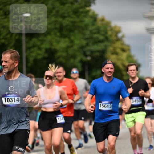 29.06.2025 - hella hamburg halbmarathon Dr. Thomas Lammeyer http://msf.ph/oto/8485488 29.06.2025 10:21:01 Kennedybrücke 1117, 1240, 1403, 1602, 1825, 3023, 3088, 3450, 3622, 5037, 5390, 6328, 6488, 6941, 6948, 7114, 7115, 7257, 7345, 7360, 7376, 7924, 7928, 8317, 8513, 8619, 8983, 9091, 9208, 9664, 9675, 9676, 10165, 10314, 10317, 10320, 10377, 10391, 10735, 10926, 11335, 11410 meine-sportfotos.de