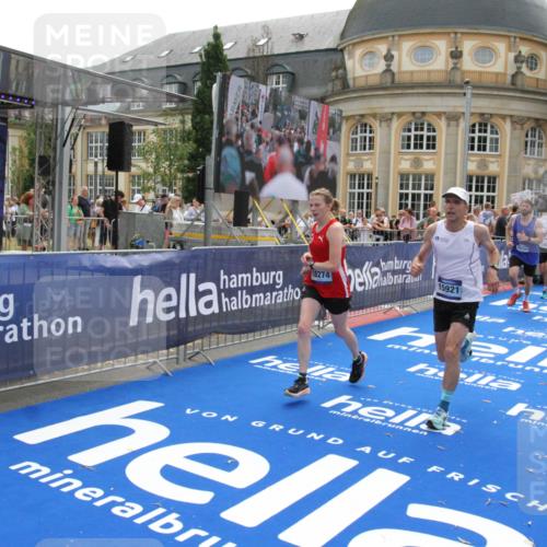 29.06.2025 - hella hamburg halbmarathon Michael Strokosch http://msf.ph/oto/8485582 29.06.2025 10:43:27 Ziel 2653, 3109, 3124, 3146, 3928, 5506, 8664, 10237, 13348, 15921, 16720, 17391, 18274, 18942, 18987, 19009, 19051 meine-sportfotos.de
