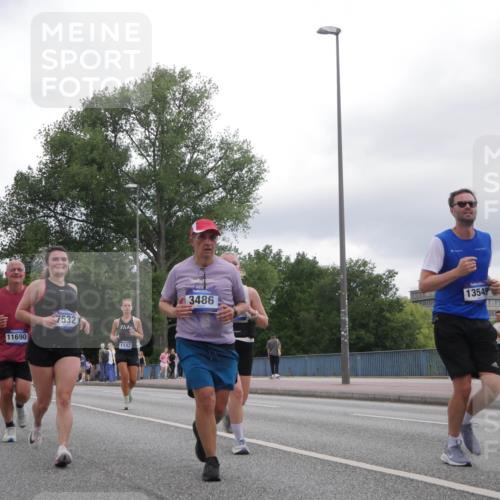 29.06.2025 - hella hamburg halbmarathon Luisa Fischer http://msf.ph/oto/8485686 29.06.2025 10:52:14 Kennedybrücke 14081, 11690, 7532, 1142, 3486, 13549, 1142, 2067, 3486, 5551, 7532, 9341 meine-sportfotos.de