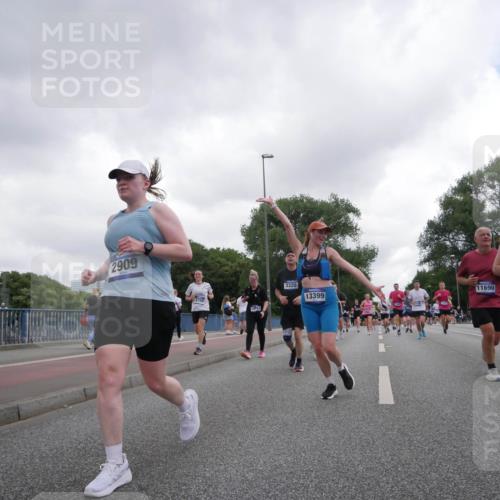 29.06.2025 - hella hamburg halbmarathon Luisa Fischer http://msf.ph/oto/8485739 29.06.2025 10:52:15 Kennedybrücke 2909, 3320, 13399, 11690, 532, 1142, 3486, 5551, 7532, 9341 meine-sportfotos.de