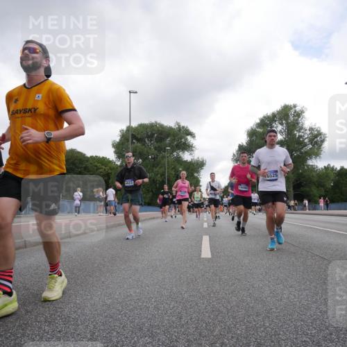 29.06.2025 - hella hamburg halbmarathon Luisa Fischer http://msf.ph/oto/8485840 29.06.2025 10:52:19 Kennedybrücke 18781, 4423, 5551, 14080, 6525, 1142, 1626, 2475, 3086, 3383, 5551, 9341, 10204 meine-sportfotos.de