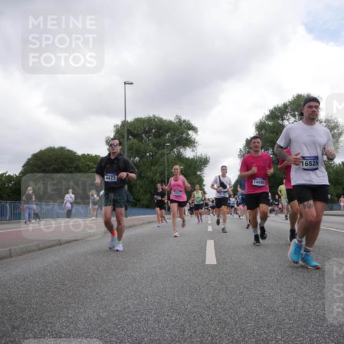 29.06.2025 - hella hamburg halbmarathon Luisa Fischer http://msf.ph/oto/8485857 29.06.2025 10:52:19 Kennedybrücke 4423, 5551, 18782, 14080, 16525, 1142, 1626, 2475, 3086, 3383, 5551, 9341, 10204 meine-sportfotos.de