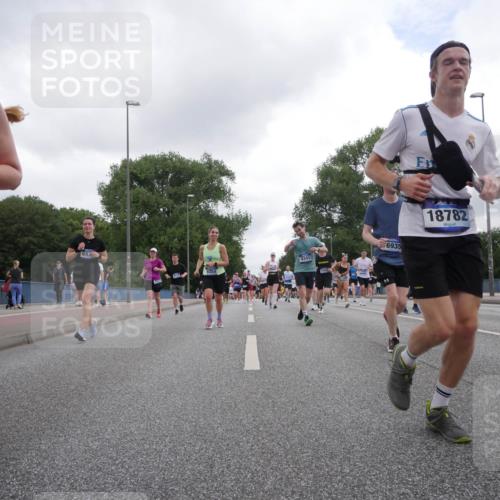 29.06.2025 - hella hamburg halbmarathon Luisa Fischer http://msf.ph/oto/8485935 29.06.2025 10:52:22 Kennedybrücke 51, 697, 9359, 9341, 6935, 18782, 1626, 2475, 3086, 3383, 3661, 4403, 5551, 7931, 7936, 8549, 8759, 8760, 9341, 10204, 10479 meine-sportfotos.de
