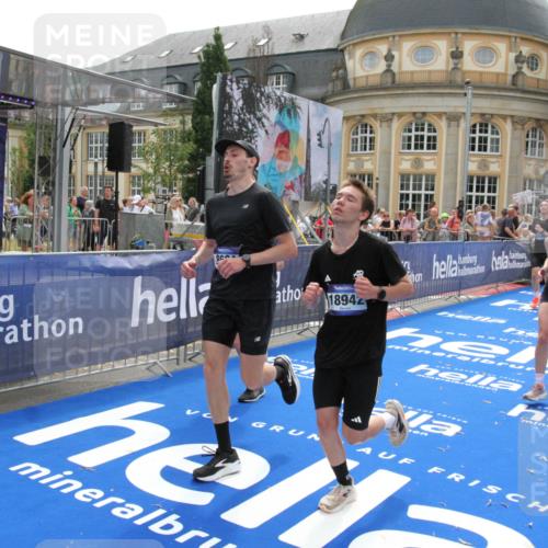 29.06.2025 - hella hamburg halbmarathon Michael Strokosch http://msf.ph/oto/8485941 29.06.2025 10:43:32 Ziel 2653, 3928, 4080, 5124, 5436, 5506, 7635, 8664, 9931, 10237, 10246, 11648, 12623, 14484, 16338, 17391, 18513, 18775, 18810, 18942, 19009, 19051, 19229 meine-sportfotos.de