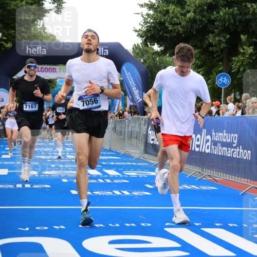 29.06.2025 - hella hamburg halbmarathon Strokosch-Dieckow http://msf.ph/oto/8486112 29.06.2025 10:44:51 Ziel 1424, 1520, 1941, 2098, 2890, 2970, 3004, 3098, 3785, 4270, 4425, 4915, 7056, 7167, 7325, 9030, 9720, 12161, 16058, 16834, 17382, 17406, 17544, 18055, 18631, 19207, 19210 meine-sportfotos.de