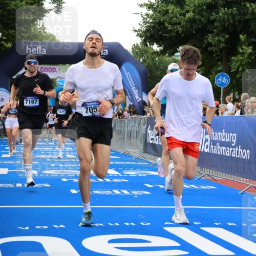 29.06.2025 - hella hamburg halbmarathon Strokosch-Dieckow http://msf.ph/oto/8486139 29.06.2025 10:44:51 Ziel 1424, 1520, 1941, 2098, 2890, 2970, 3004, 3098, 3785, 4270, 4425, 4915, 7056, 7167, 7325, 9030, 9720, 12161, 16058, 16834, 17382, 17406, 17544, 18055, 18631, 19207, 19210 meine-sportfotos.de