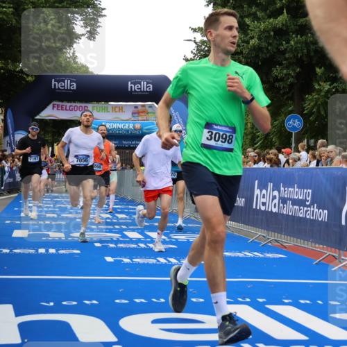 29.06.2025 - hella hamburg halbmarathon Strokosch-Dieckow http://msf.ph/oto/8486198 29.06.2025 10:44:50 Ziel 1424, 1520, 1941, 2098, 2890, 2970, 3004, 3098, 3785, 4270, 4425, 4915, 7056, 7167, 7325, 9030, 9720, 12161, 16834, 17251, 17382, 17406, 18055, 18631, 19207, 19210 meine-sportfotos.de