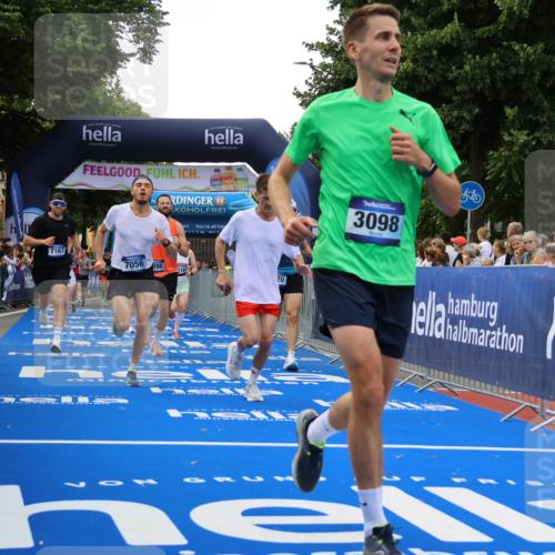 29.06.2025 - hella hamburg halbmarathon Strokosch-Dieckow http://msf.ph/oto/8486228 29.06.2025 10:44:50 Ziel 1424, 1520, 1941, 2098, 2890, 2970, 3004, 3098, 3785, 4270, 4425, 4915, 7056, 7167, 7325, 9030, 9720, 12161, 16834, 17251, 17382, 17406, 18055, 18631, 19207, 19210 meine-sportfotos.de
