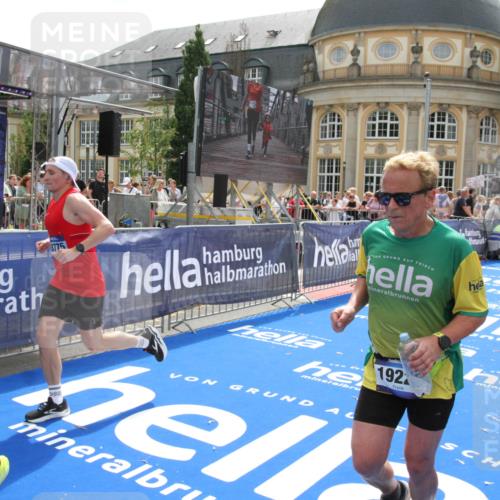 29.06.2025 - hella hamburg halbmarathon Michael Strokosch http://msf.ph/oto/8486306 29.06.2025 10:43:39 Ziel 3116, 4080, 4318, 9114, 10246, 11648, 12623, 13421, 13996, 14484, 14690, 15328, 15932, 16338, 17912, 18449, 18513, 18775, 19229 meine-sportfotos.de