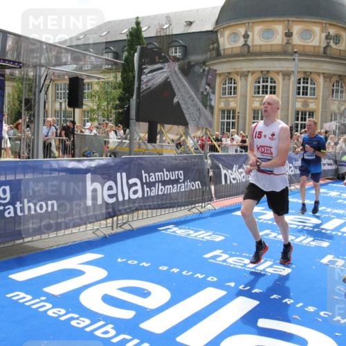 29.06.2025 - hella hamburg halbmarathon Michael Strokosch http://msf.ph/oto/8486369 29.06.2025 10:43:42 Ziel 3116, 4318, 6903, 9114, 13421, 13996, 14201, 14210, 14690, 15328, 15932, 17912, 18449 meine-sportfotos.de