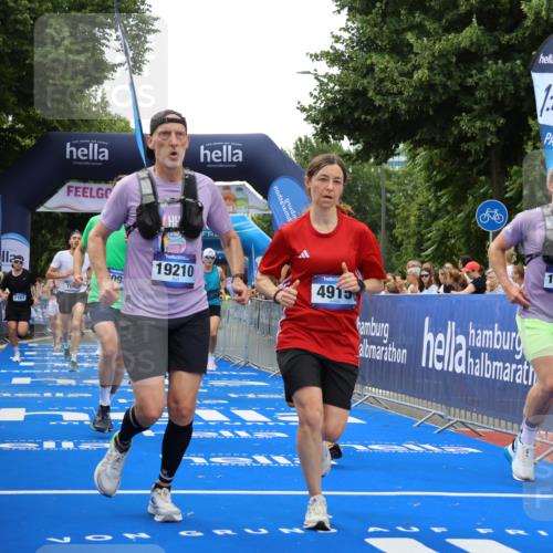 29.06.2025 - hella hamburg halbmarathon Strokosch-Dieckow http://msf.ph/oto/8486487 29.06.2025 10:44:48 Ziel 1941, 2098, 2890, 2970, 3004, 3098, 3785, 4270, 4425, 4915, 7056, 7167, 7325, 9030, 9720, 12161, 15185, 15233, 16834, 17251, 17382, 17406, 18631, 19207, 19210 meine-sportfotos.de
