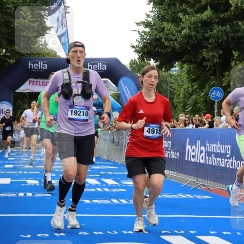 29.06.2025 - hella hamburg halbmarathon Strokosch-Dieckow http://msf.ph/oto/8486523 29.06.2025 10:44:49 Ziel 1520, 1941, 2098, 2890, 2970, 3004, 3098, 3785, 4270, 4425, 4915, 7056, 7167, 7325, 9030, 9720, 12161, 15185, 15233, 16834, 17251, 17382, 17406, 18055, 18631, 19207, 19210 meine-sportfotos.de