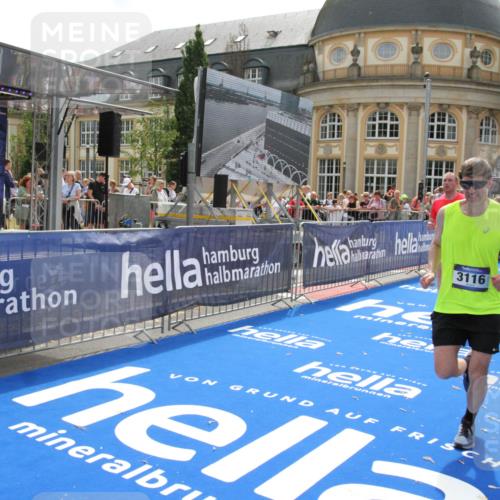 29.06.2025 - hella hamburg halbmarathon Michael Strokosch http://msf.ph/oto/8486552 29.06.2025 10:43:44 Ziel 1976, 3116, 4318, 6903, 6991, 9114, 9159, 13421, 13996, 14201, 14210, 14690, 15328, 15932, 16105, 17912, 18449, 19090 meine-sportfotos.de