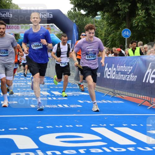 29.06.2025 - hella hamburg halbmarathon Strokosch-Dieckow http://msf.ph/oto/8486581 29.06.2025 10:45:17 Ziel 1697, 2188, 2367, 2470, 3186, 5706, 6054, 6375, 7087, 9105, 10064, 11469, 12783, 14703, 15563, 15636, 15651, 15741, 15760, 16513, 17120, 17499, 18346, 18407, 18718 meine-sportfotos.de