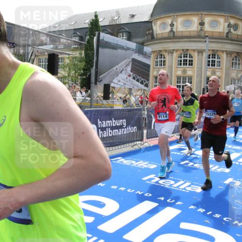 29.06.2025 - hella hamburg halbmarathon Michael Strokosch http://msf.ph/oto/8486631 29.06.2025 10:43:45 Ziel 1976, 3116, 4318, 6903, 6991, 9114, 9159, 11153, 11848, 13421, 14201, 14210, 14690, 15328, 15932, 16105, 17912, 18449, 19090 meine-sportfotos.de